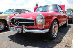A very clean '69 280SL at StarTech