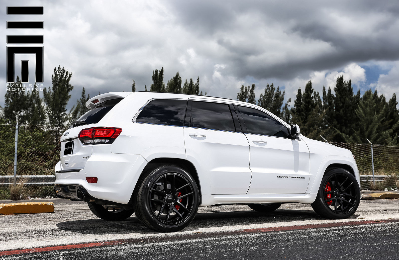 2015 Jeep Grand Cherokee | Jeep Cherokee SRT8 on Velgen Wheels VMB5 - Side Shot
