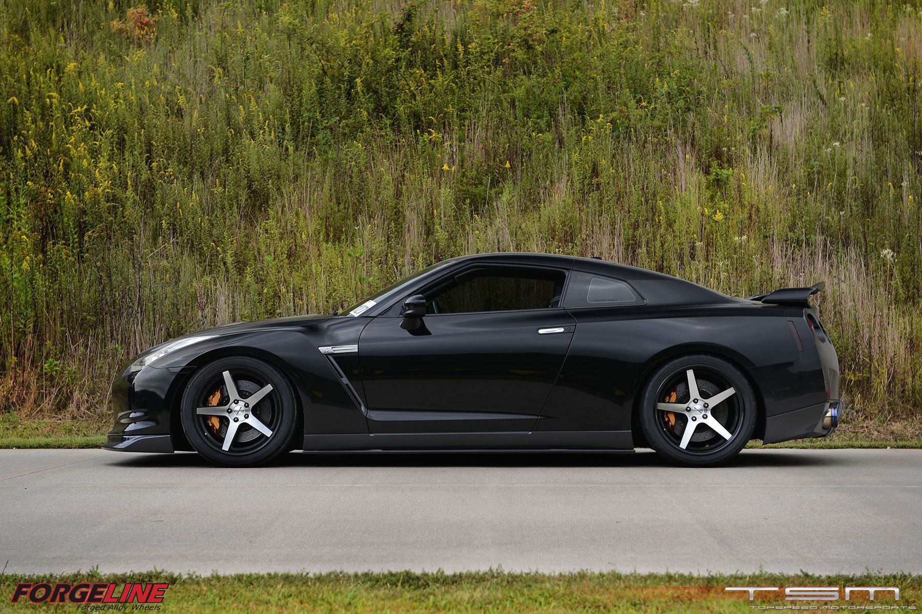 2014 Nissan GT-R | Nissan R35 GT-R on Forgeline Three Piece CF3C Concave Wheels