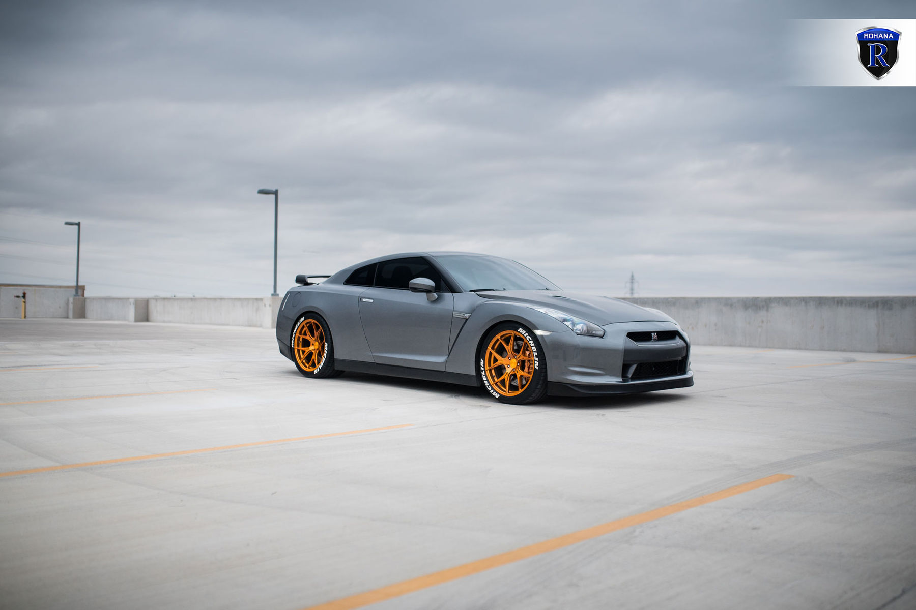 2016 Nissan GT-R | Gray Nissan GTR - Passenger Stance Shot
