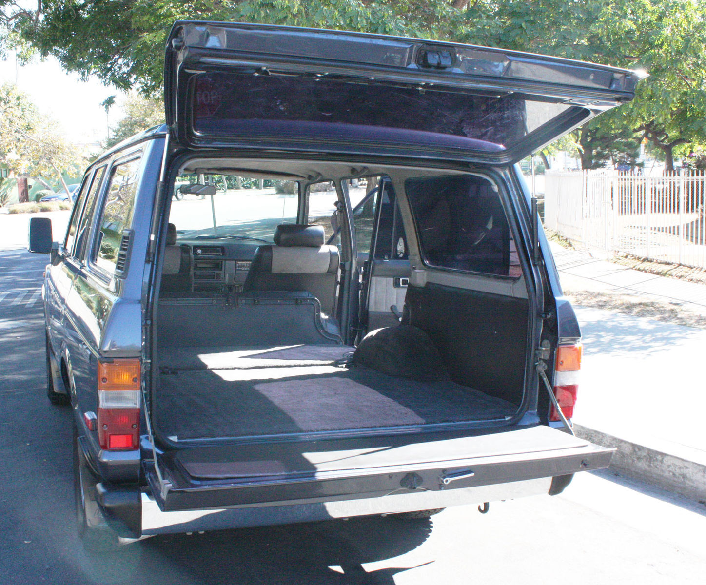 1987 Toyota Land Cruiser | Open rear and fold down tailgate