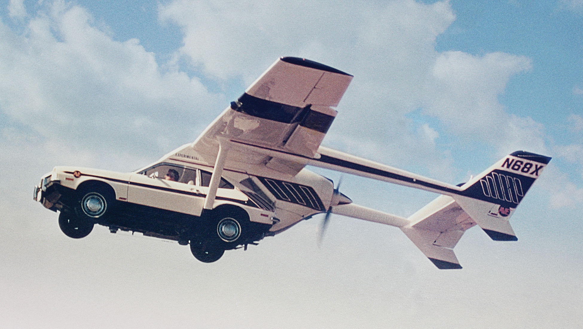 Первая машина самолет. Летающий Форд Пинто. 22165 Mizar. Машина Пинто 1973. Машина самолет.