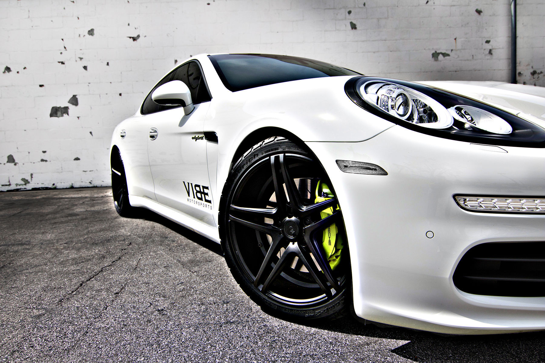 2015 Porsche Panamera | '15 Porsche Panamera eHybrid on XO Luxury Wheels - Right Front Fender Shot