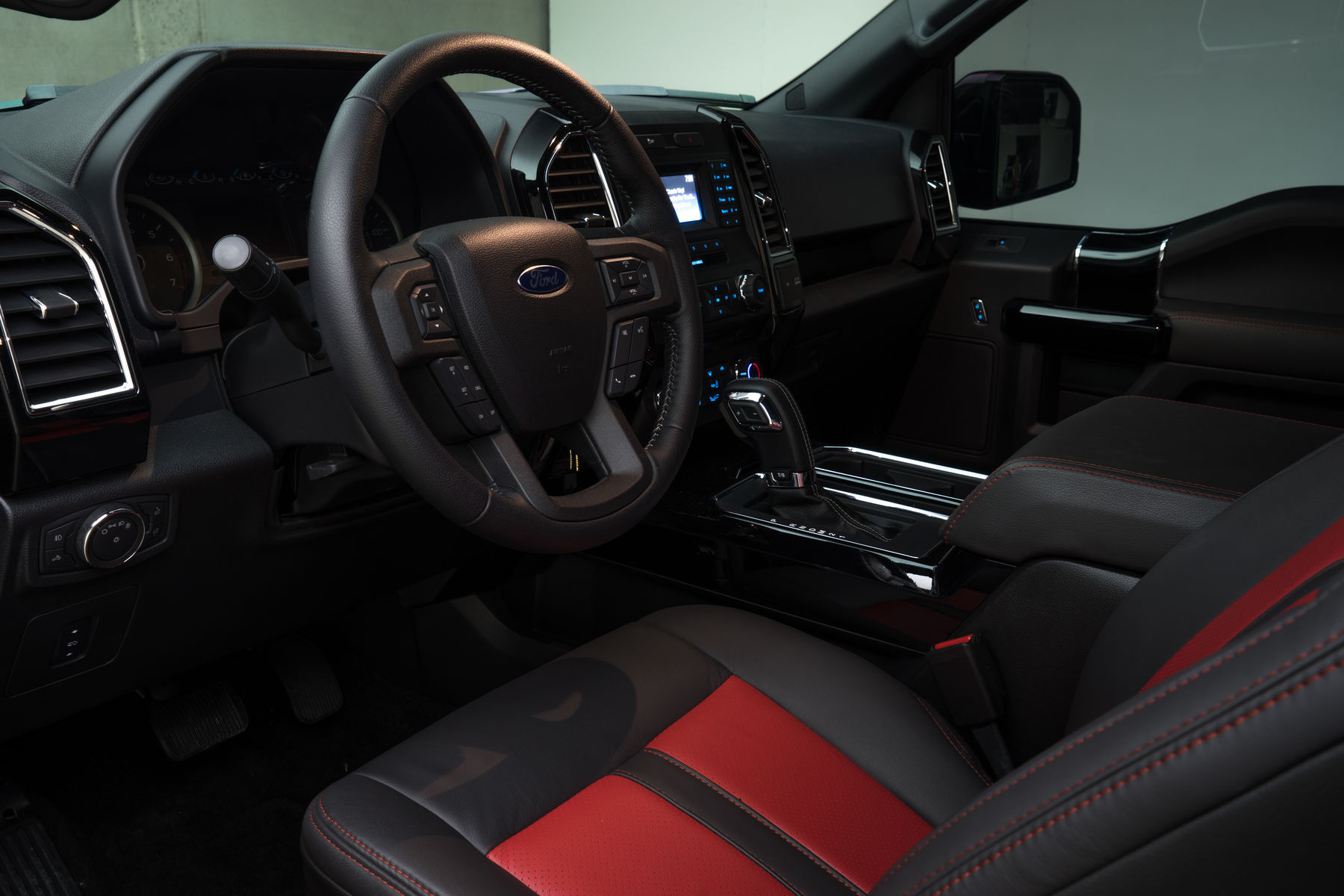 2015 Ford F-150 | 2015 Leer Ford F-150