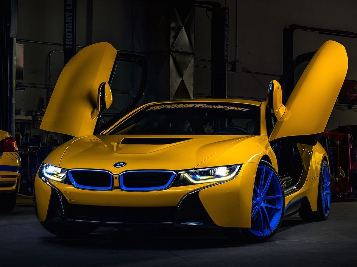 BMW i8 желтая