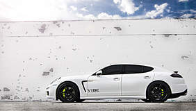 '15 Porsche Panamera eHybrid - Side Profile Shot