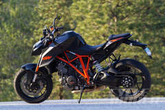 BEST OPEN-CLASS STREETBIKE: KTM 1290 SUPER DUKE R