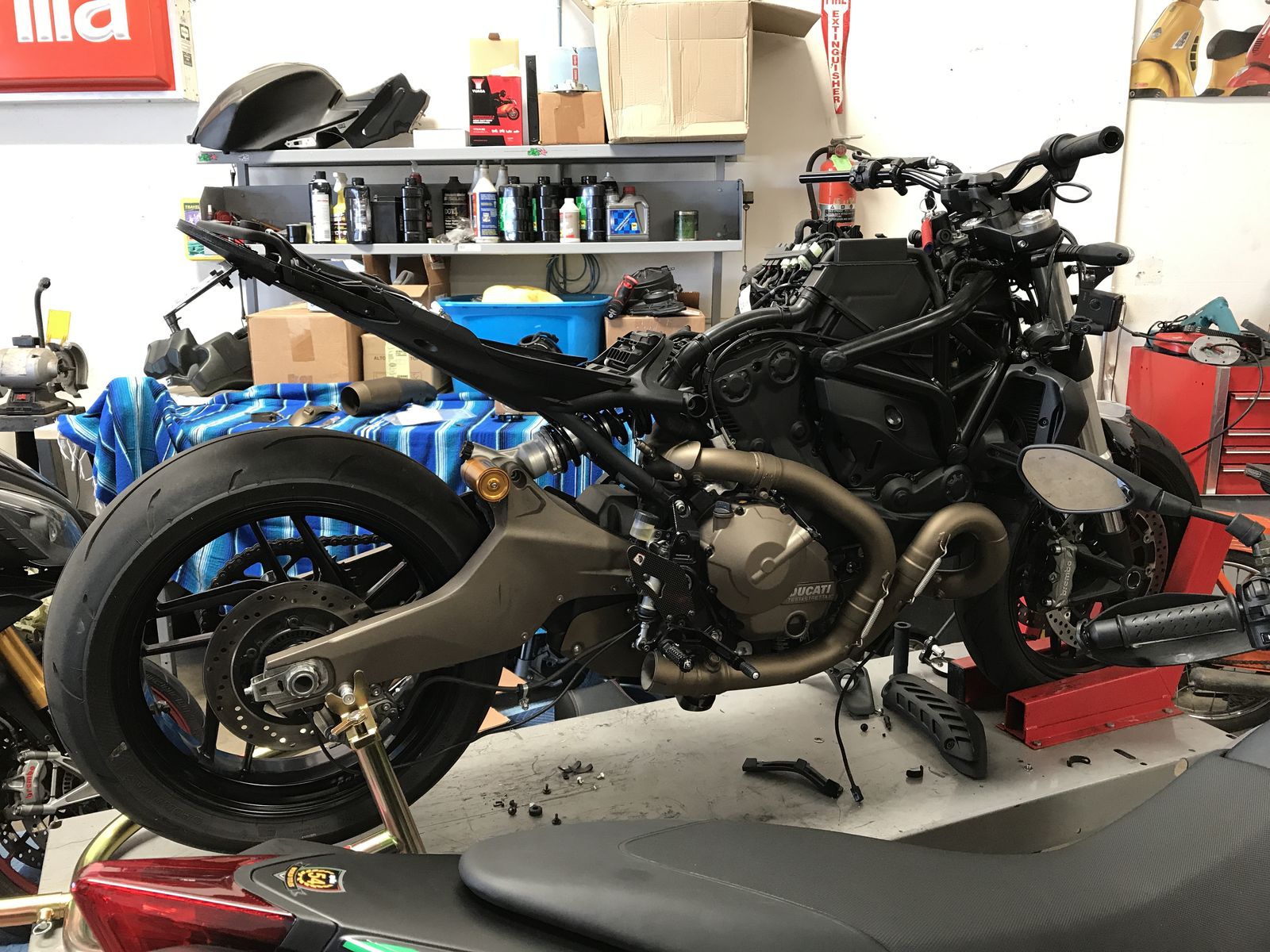 2016 Ducati MONSTER 821 DARK | Ducati 821 cafe racer