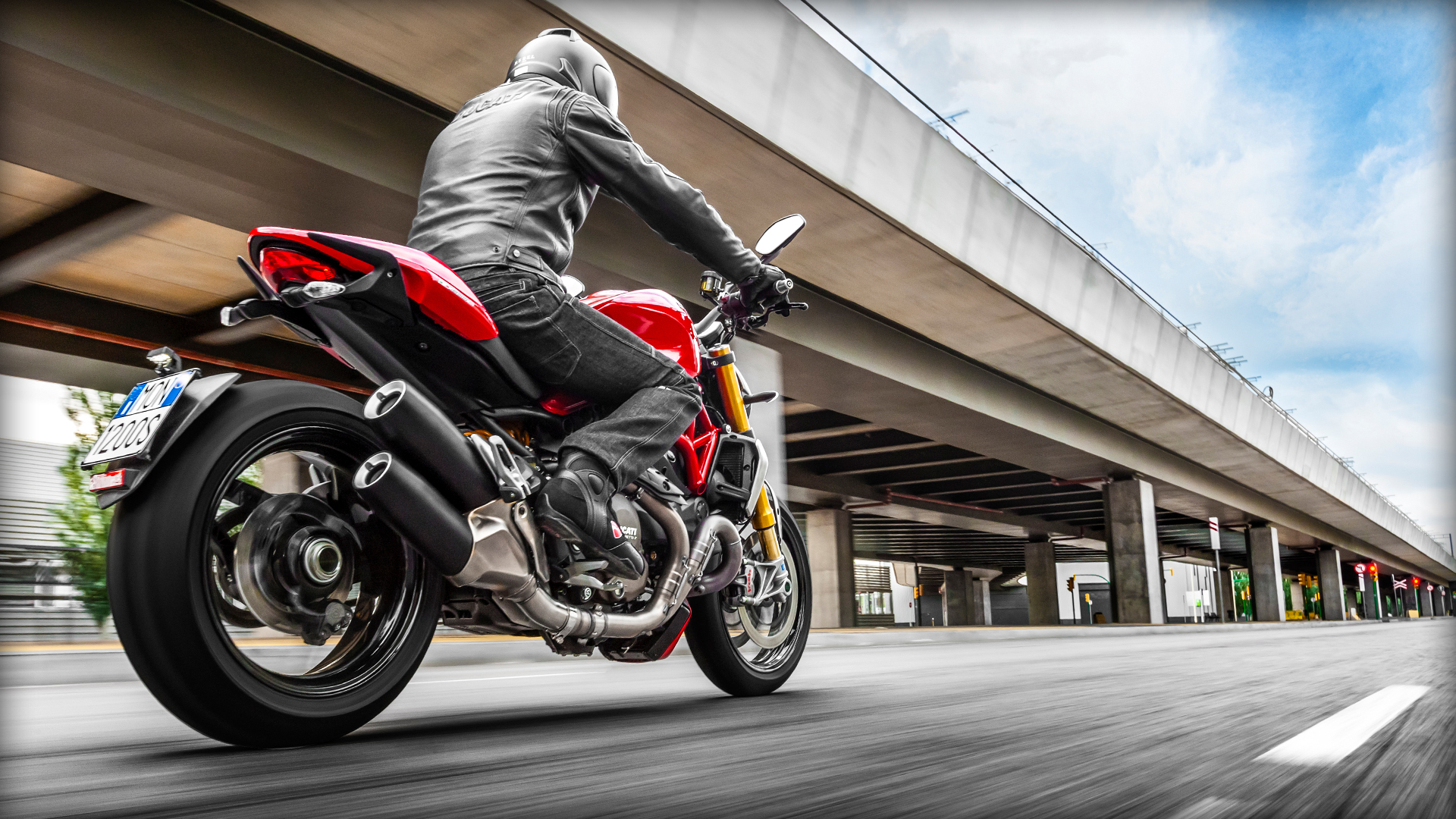 Ducati Monster s4 с байкером