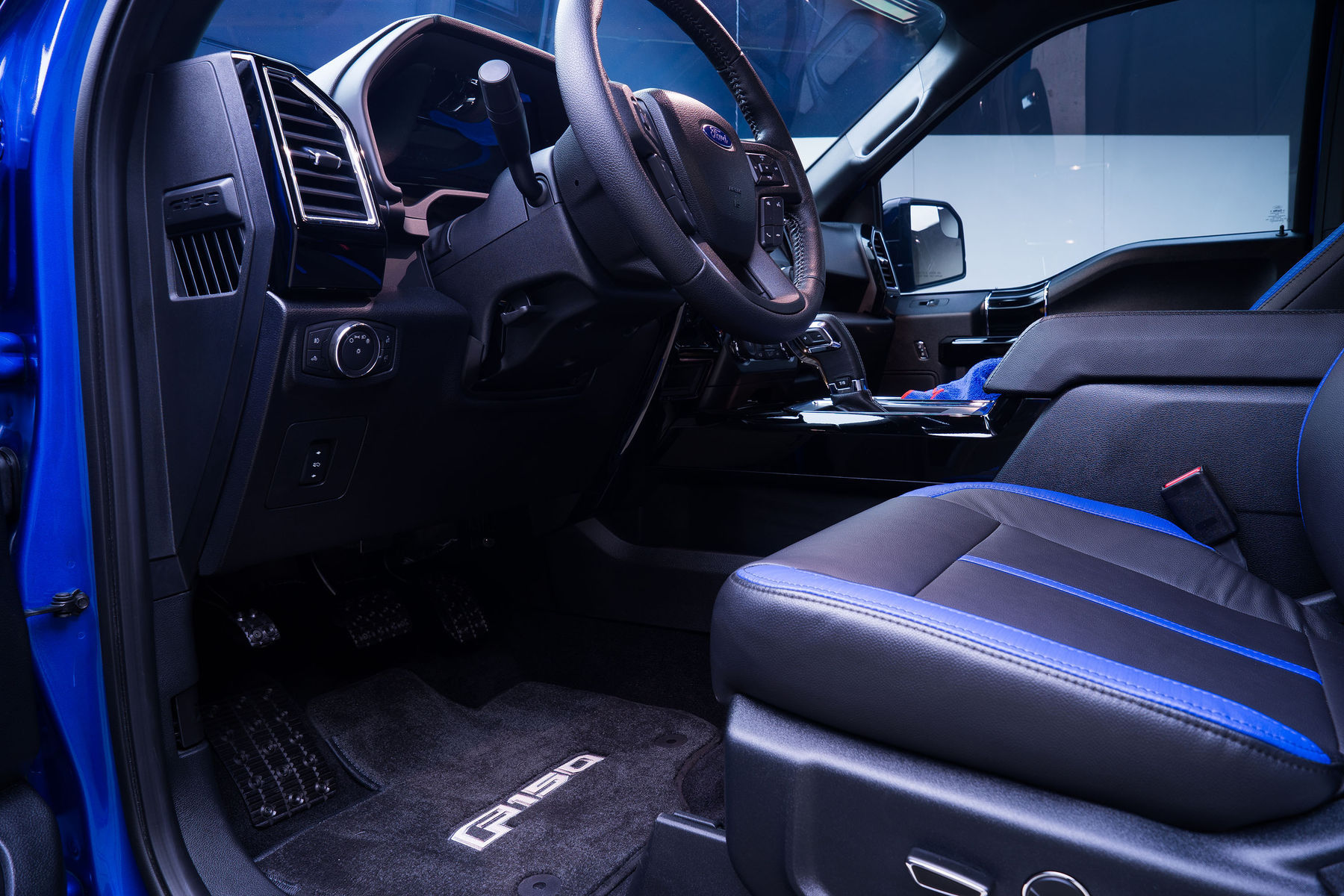 2015 Ford F-150 | '15 Ford F-150 CrewCab by Leer