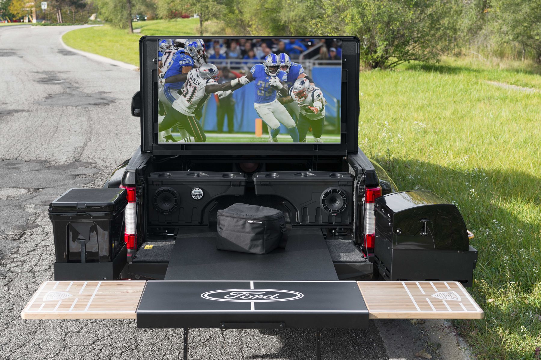 2019 Ford F-350 | 2019 Ford F-350 Lariat DRW Crew Cab 4X2 by Extang Truck Bed Covers - Bed Space FordSEMA
