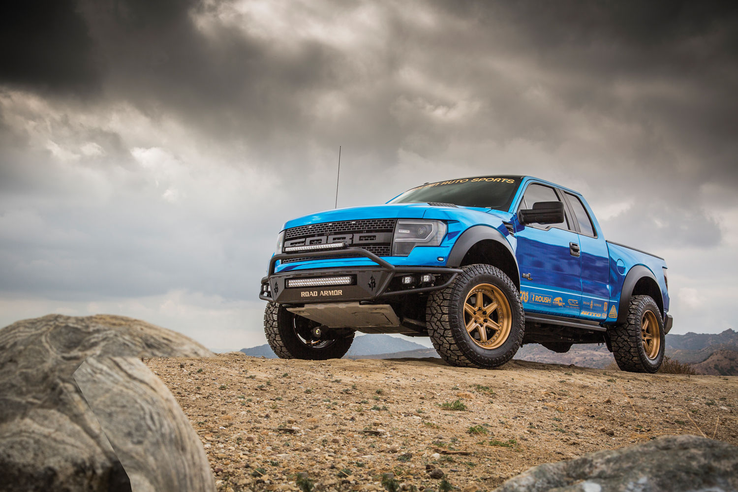 Ford f150 Raptor рядом с человеком