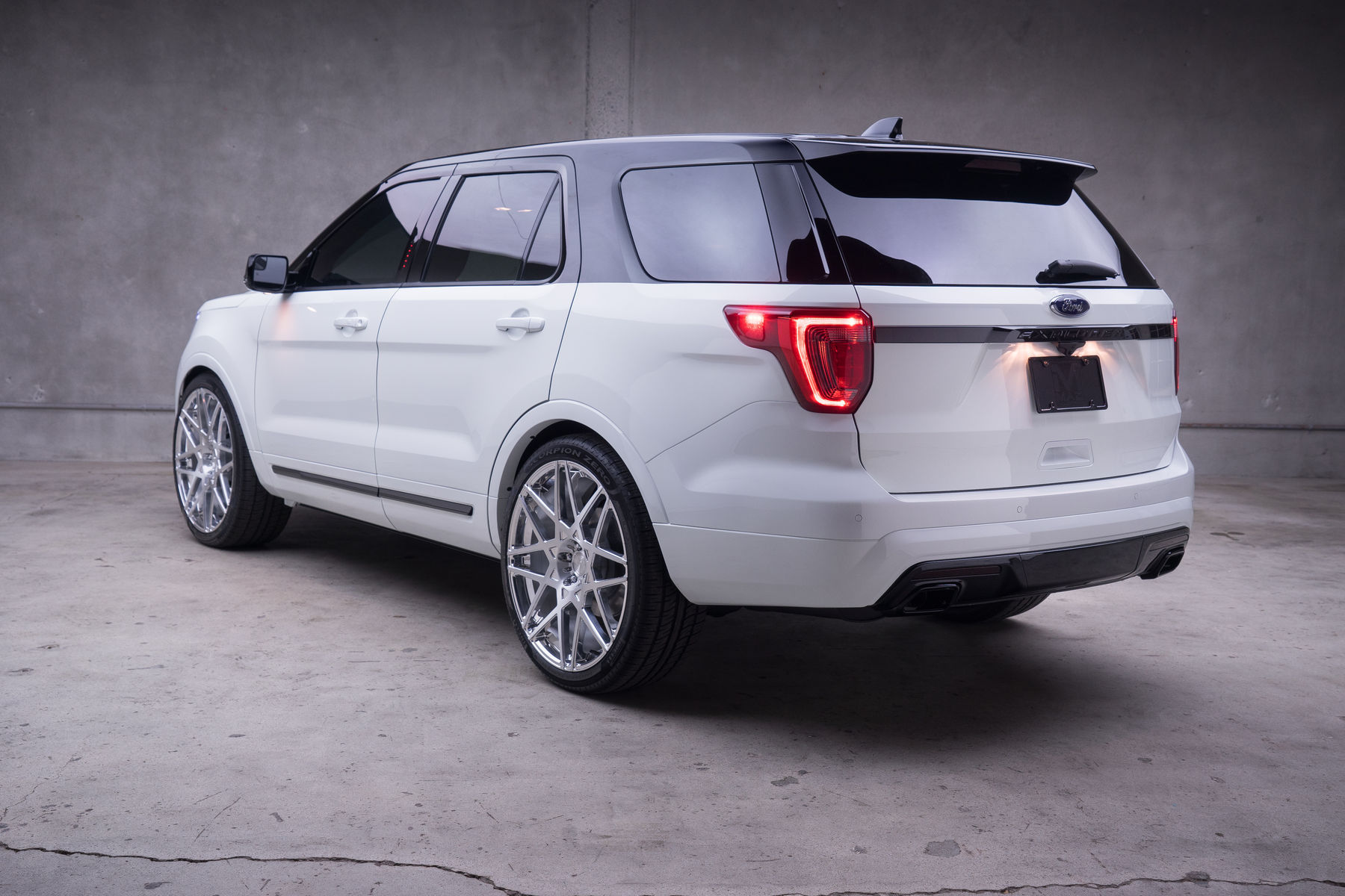 Ford Explorer 2016 Custom Tuning White